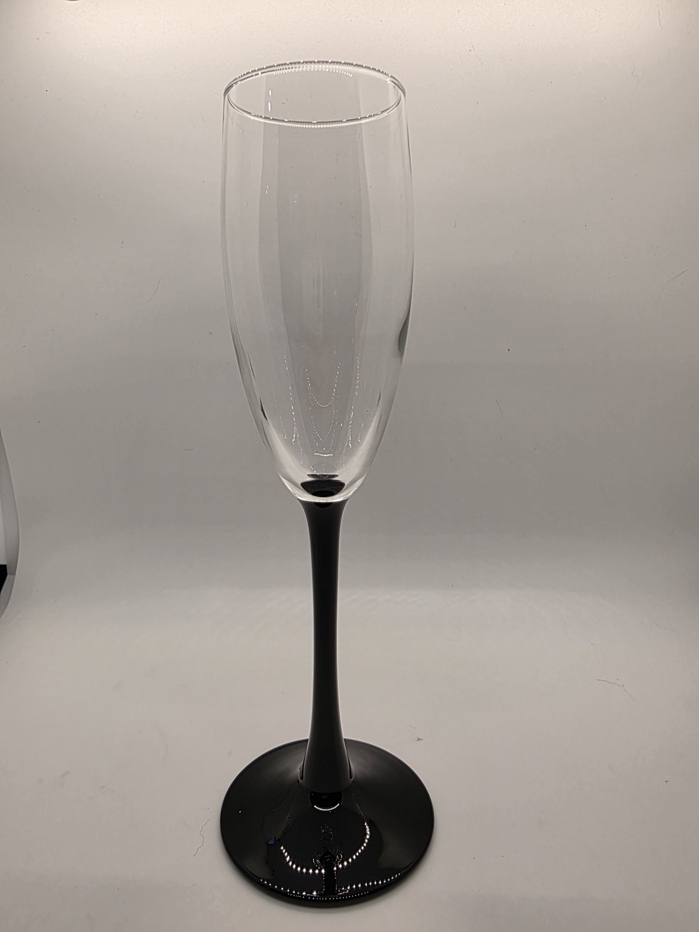 This Luminarc champagne flute features a distinct clear fluted bowl contrasted.
